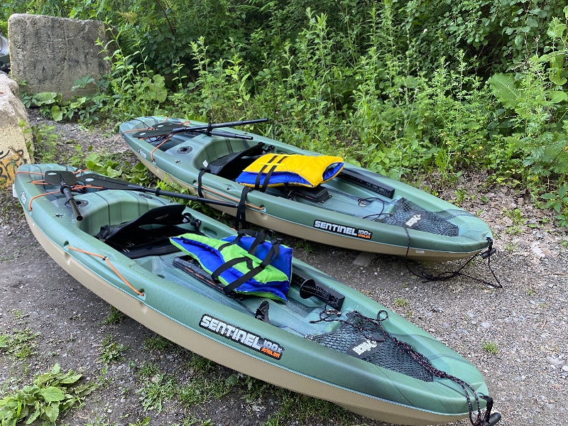 2 Pelican sit on Fishing Kayak and roof rack and paddle Pêche