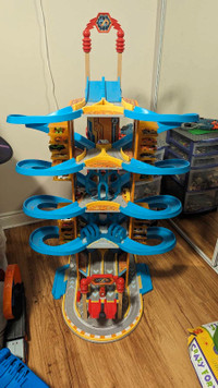 Hot wheels Tower with cars included 