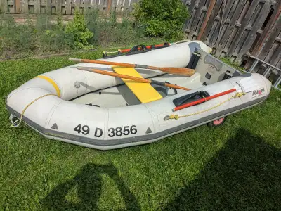 Bâteau Avon de type "Zodiak", avec coque rigide de 10', compresseur, ancre, roues de plage, housse....