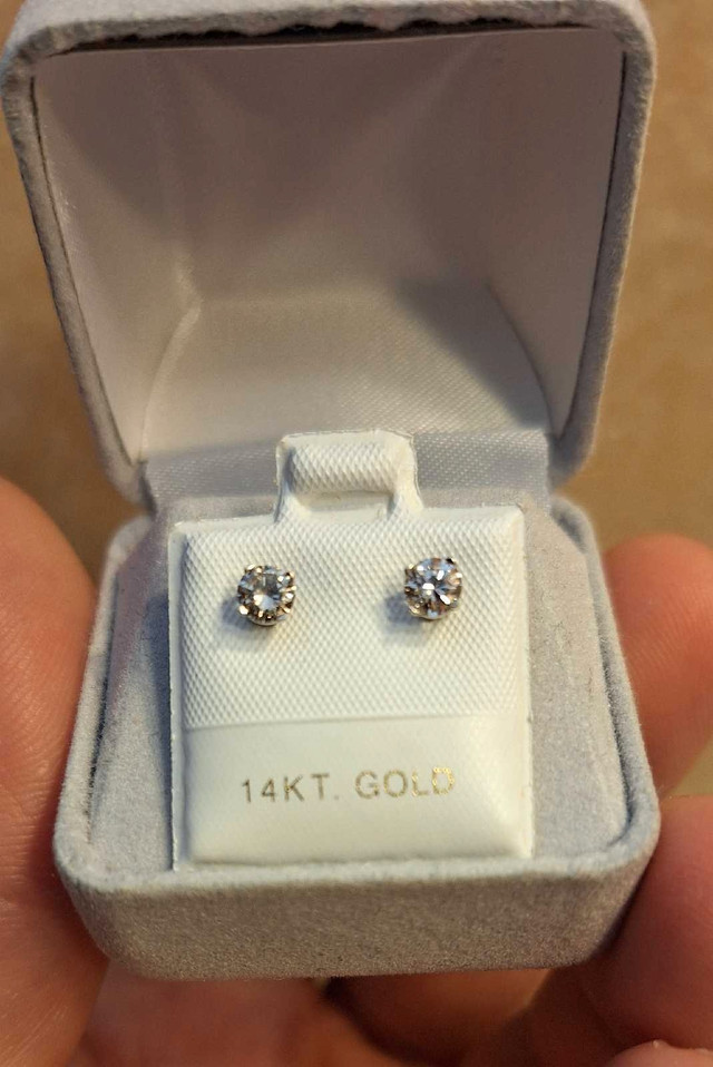 New .48ct tw diamond earrings with 14kt gold  in Jewellery & Watches in Calgary - Image 3
