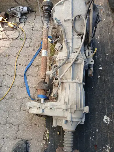 06 jeep transmission with 4x4 transfer case $350 .call or text 204 997 2446