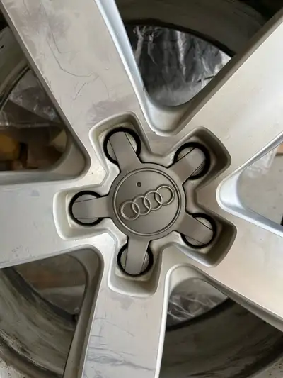 Audi Q5 Original rims R19 with pressure sensors, come with winter tires ( used only couple of season...