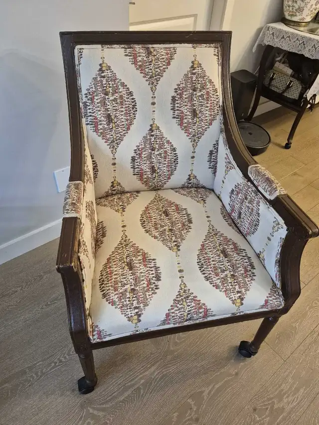 Accent Chair in Chairs & Recliners in Delta/Surrey/Langley - Image 2