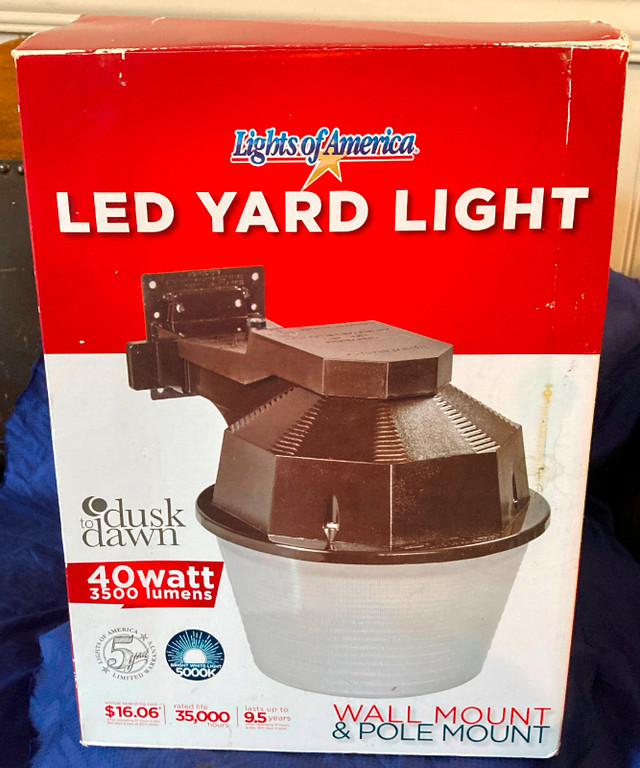 Lights of America LED Dusk Dawn 40w Yard Light Wall/Pole Mount in Outdoor Lighting in Peterborough - Image 4