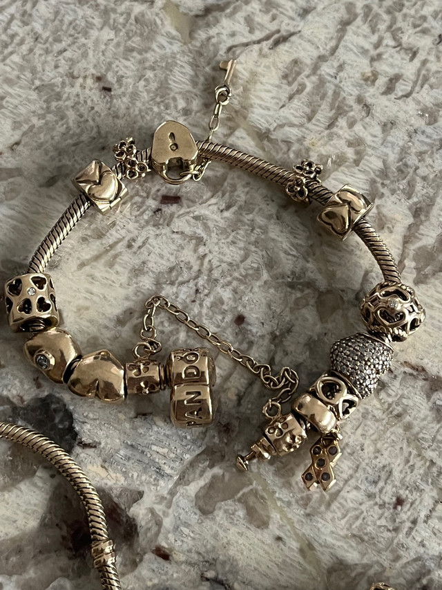 Pandora 14k gold bracelet with charms  dans Bijoux et montres  à Laval/Rive Nord - Image 3