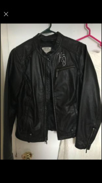 Manteau cuir noir Harley Davidson.