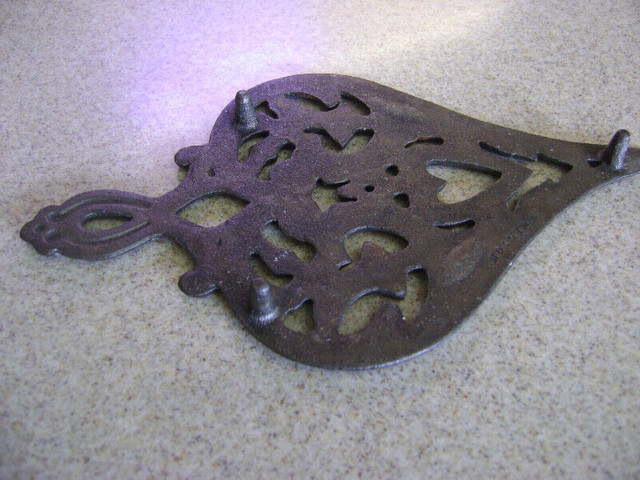 Attractive pair of CAST IRON TRIVETS for hot items in Home Décor & Accents in Markham / York Region - Image 3