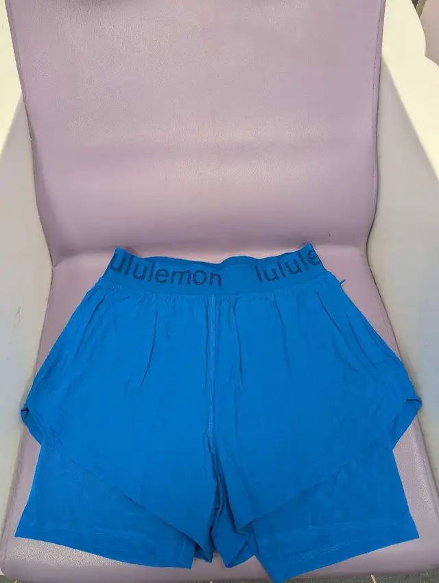Lululemon Blue Athletic Shorts Lightweight Performance Fit in Women's - Bottoms in Markham / York Region - Image 6