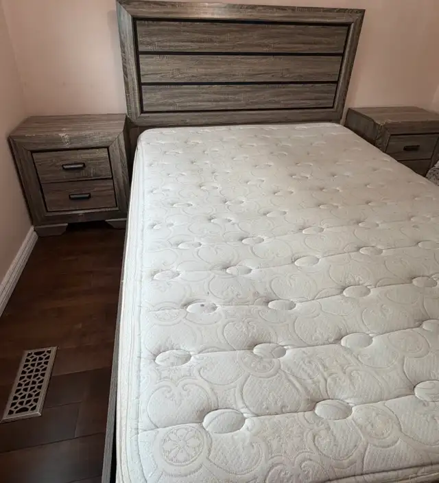 Ensemble de chambre Queen complet à vendre in Beds & Mattresses in Longueuil / South Shore - Image 8
