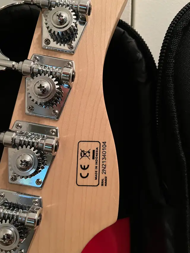 Guitare basse gauchère Marcus Miller Sire in Guitars in Sherbrooke - Image 6