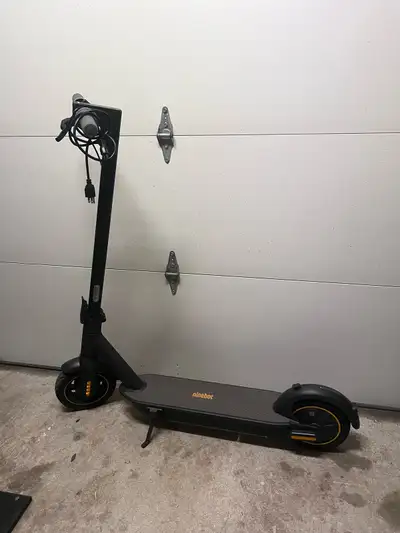 Segway Ninebot 30G Max kick scooter gently used with only 113km Folds down for easy storage and port...