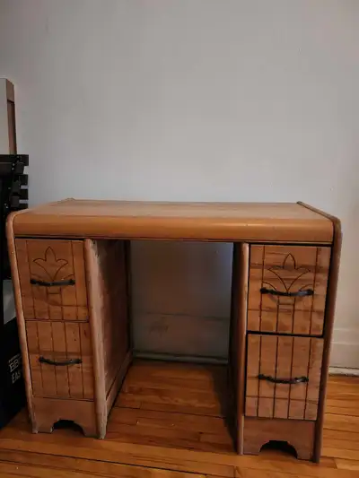 Petit bureau /buffet en bois avec 4 tiroirs. Ancien mais très bon état général! 3 pied de largeur. 1...