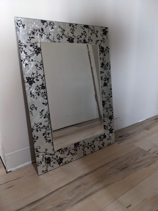 Mirror 24" x 18" in Home Décor & Accents in Moncton