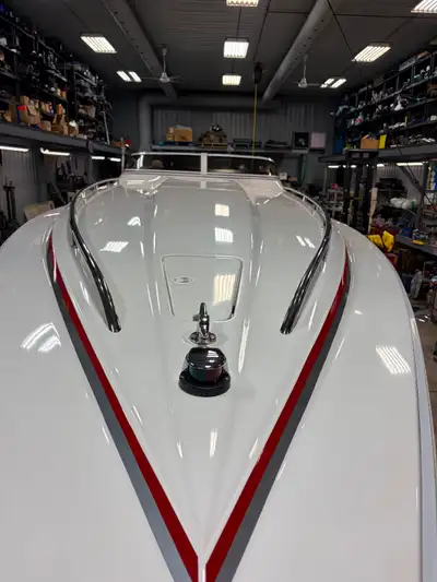 This freshwater 2000 Fountain Lightning is loaded with all available options from factory. Mercury 5...