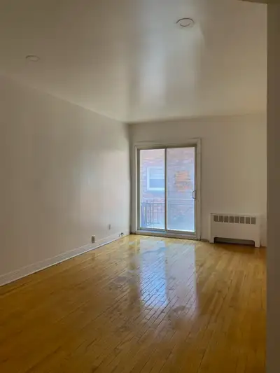 Bright and well‑maintained 3½ apartment available for rent near Grand Boulevard. This charming unit...