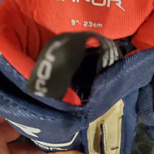 New Youth 9" BAUER VAPOR Hockey Gloves in Hockey in Barrie - Image 5