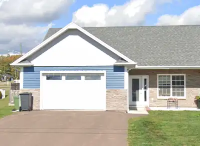 Beautiful 3-Bedroom, 2-Bathroom Duplex for Rent in Cornwall!! Welcome to this beautiful one-level 3-...