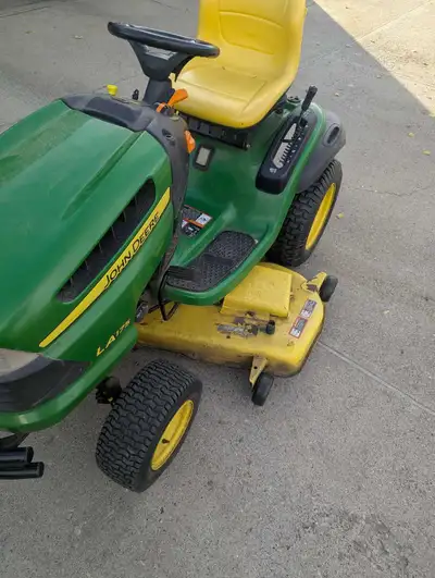 John Deere lawn tractor LA175, View more