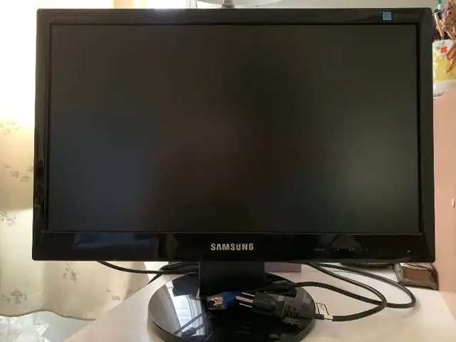 Samsung Monitor : with cables : 18 inch in Monitors in Cambridge - Image 2