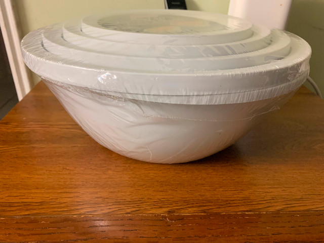 Sterilite 8 pieces bowl set. in Kitchen & Dining Wares in Mississauga / Peel Region - Image 2