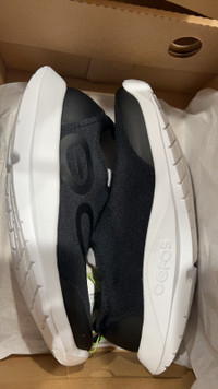 OOFOS Men's OOmg Sport Shoe - White Black Size 8 Brand New