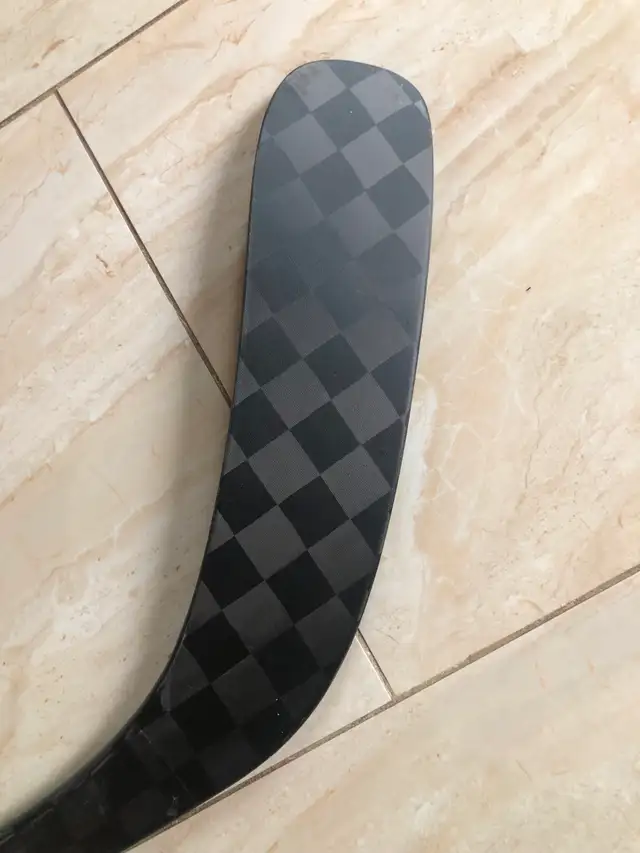 Intermediate - Pro Blackout Hockey Stick (Right) in Hockey in Oshawa / Durham Region - Image 4
