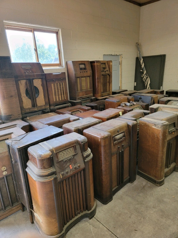 ANTIQUE 1930s CONSOLE RADIOS. PARTS RADIOS NONWORKING. 40+ Arts