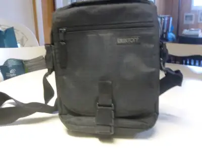Sac en bandoullère avec plusieurs compartiments idéal pour voyageur