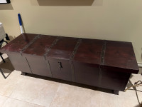  Wooden bench/trunk with storage