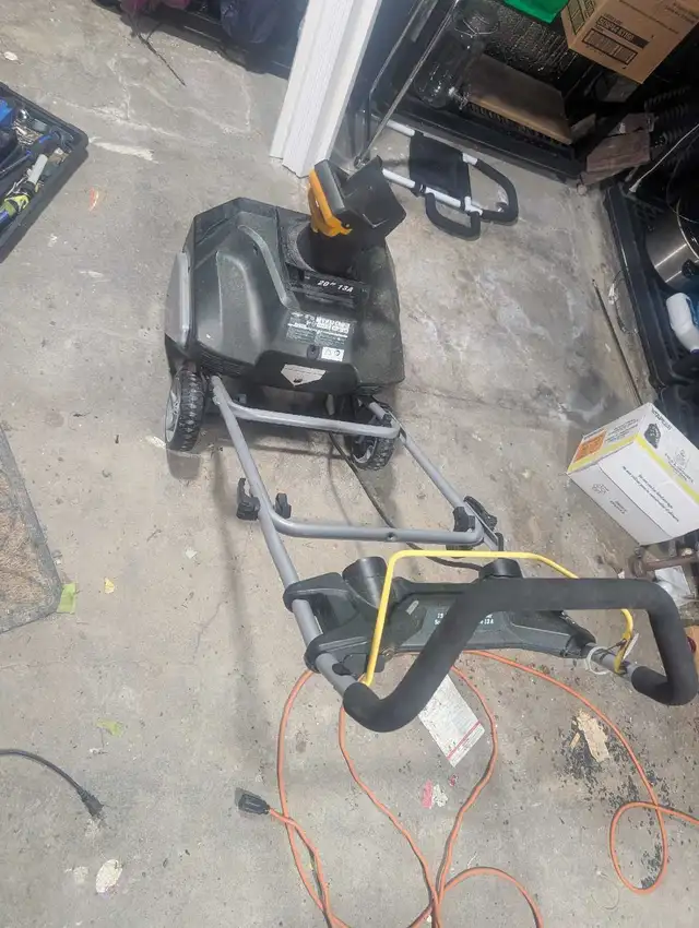 20" Yardworks Snowblower \ thrower in Snowblowers in London - Image 2