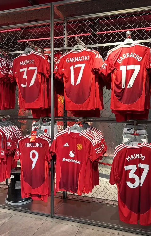 Manchester United Adidas Men's Red 2024/25 Home Jersey in Men's in Laval / North Shore - Image 10