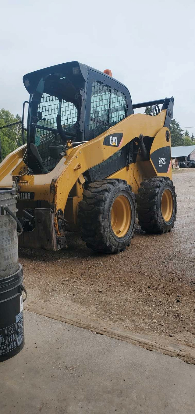 SKID STEER 2011 CAT 262C WITH BUCKET  in Heavy Equipment in Brandon - Image 2