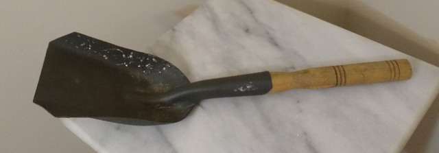 VINTAGE FIREPLACE ASH SHOVEL in Arts & Collectibles in Ottawa