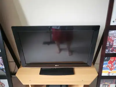 Selling an LG 32 inch LCD TV, paired with a Sony DVD player and a convenient TV stand! This setup is...