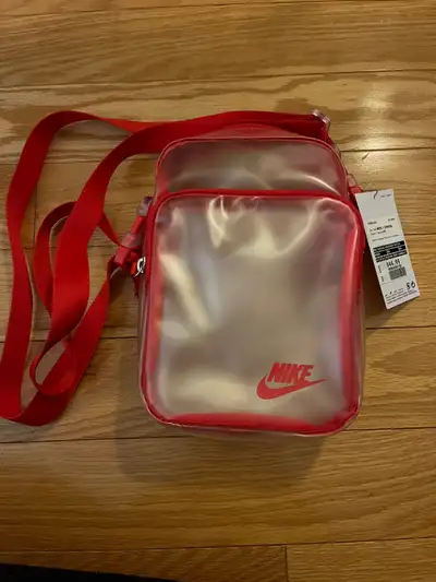 Sac bandoulière Nike transparent et rouge. Neuf avec étiquette. Prix régulier: 44,99 $ + taxes Si ce...