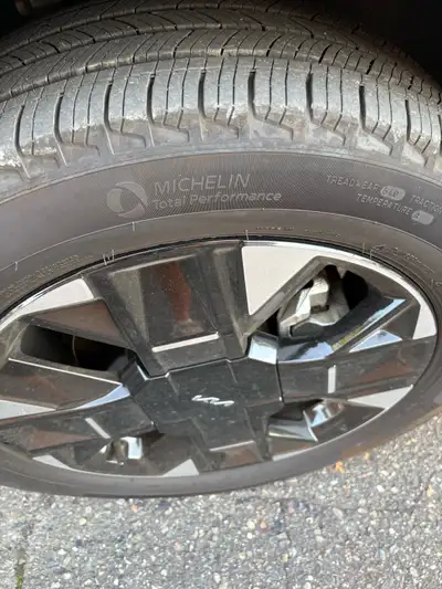 4 pneus ( seulement)d’été Michelin d’origine. Ils sont à 8/32 d’usure. Ils ont roulés 4000 km dont c...