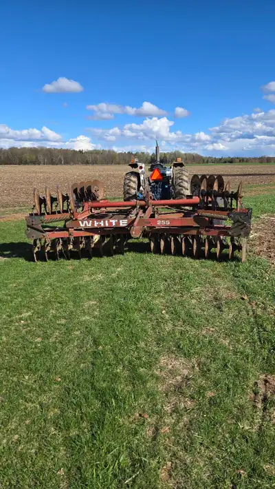 White 255 disc for sale. 16 feet wide. Good working condition. Call or text 613 281 28 eight six.