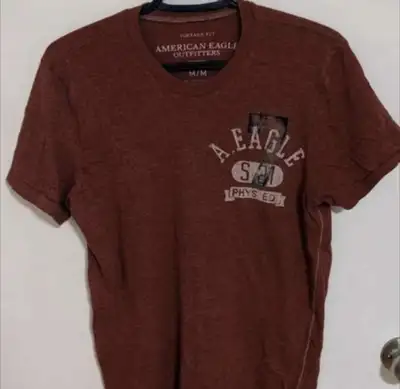 Great men's medium phys. ed shirt. Brand is American Eagle.