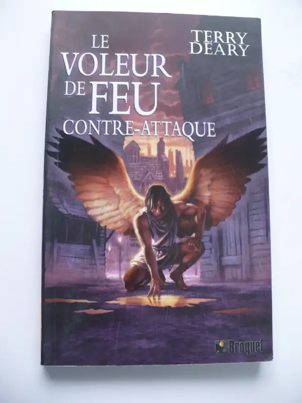 TRILOGIE LE VOLEUR DE FEU - TERRY DEARY ( 3 LIVRES ) JEUNESSE in Fiction in Longueuil / South Shore - Image 7