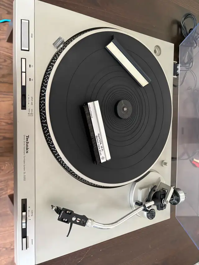 Technics SL-D202 Turntable in Stereo Systems & Home Theatre in Oakville / Halton Region - Image 2