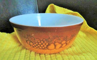 PYREX …OLD ORCHARD 2 ½ Qt. - 2.5 L... NESTING MIXING BOWL