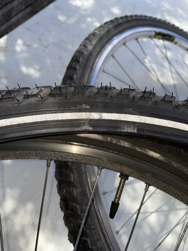 Roue de vélo 700 pneus d'hiver dans Châssis et pièces  à Ville de Montréal - Image 2