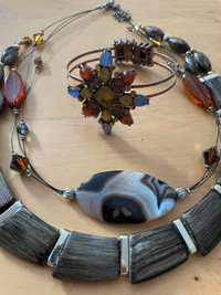 Brown & Orange Stone & Wood Vintage Jewellery Set $15