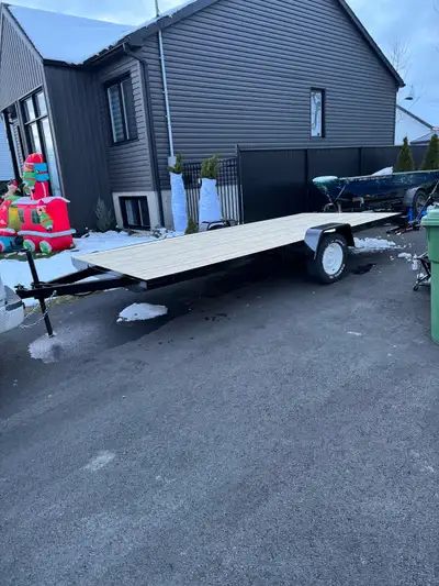 Je vends cette remorque utilitaire à plateau robuste, idéale pour transporter vos matériaux ou équip...