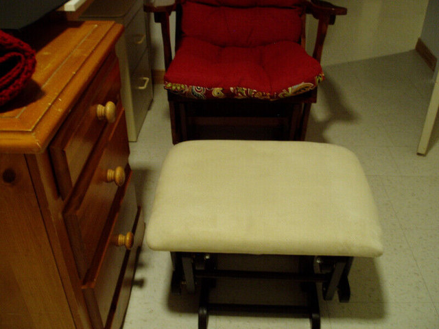 A beautiful rockling chair with foot pad in Chairs & Recliners in Kitchener / Waterloo - Image 3