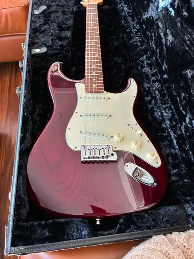The 2008 Fender Custom Shop Custom Classic Stratocaster is a high-end, professional-grade instrument...