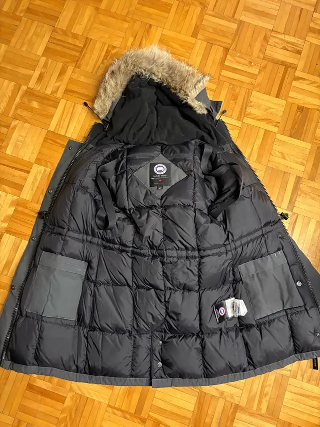 Canada Goose jacket women XS in Women's - Tops & Outerwear in City of Montréal - Image 4