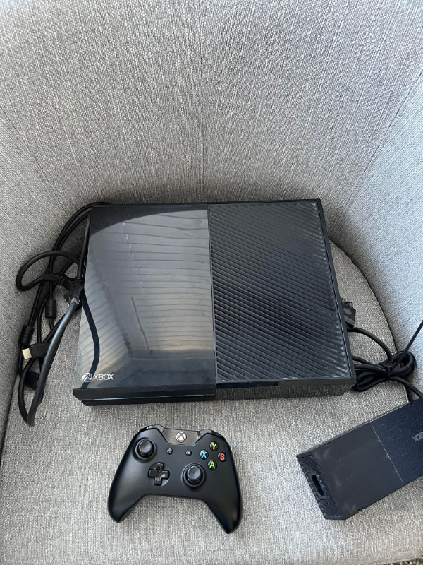 Xbox One, Controller, HDMI, Power cable, and a COD in XBOX One in St. Catharines