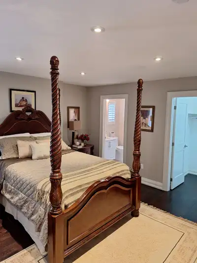 PRIVATE MASTER  SUITE: WITH ENSUITE BATHROOM AND  WALK-IN CLOSET