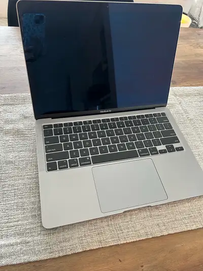 2020 Macbook Air in perfect condition! No longer using it so it needs a new home☺️
